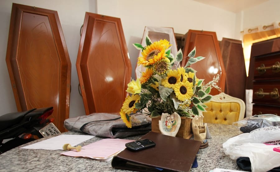 Polícia do DF desarma bando que cobrava por serviços funerários gratuitos