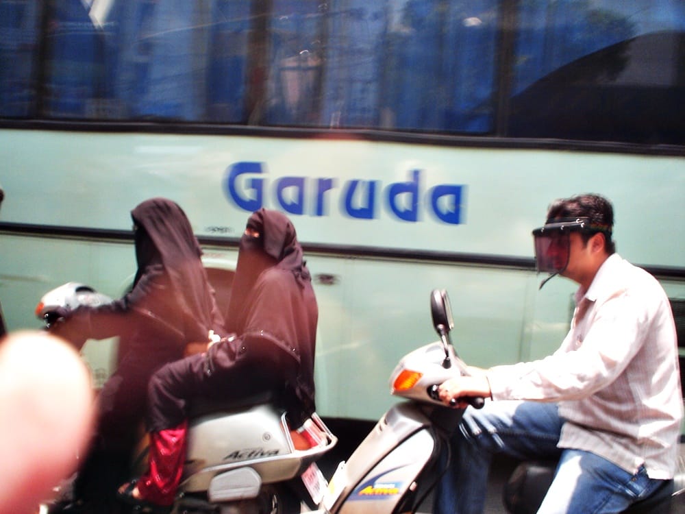 Mulheres sauditas poderão dirigir motos e caminhões a partir de 2018