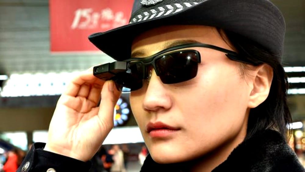 Polícia chinesa usa óculos de reconhecimento facial para identificar suspeitos em tempo real
