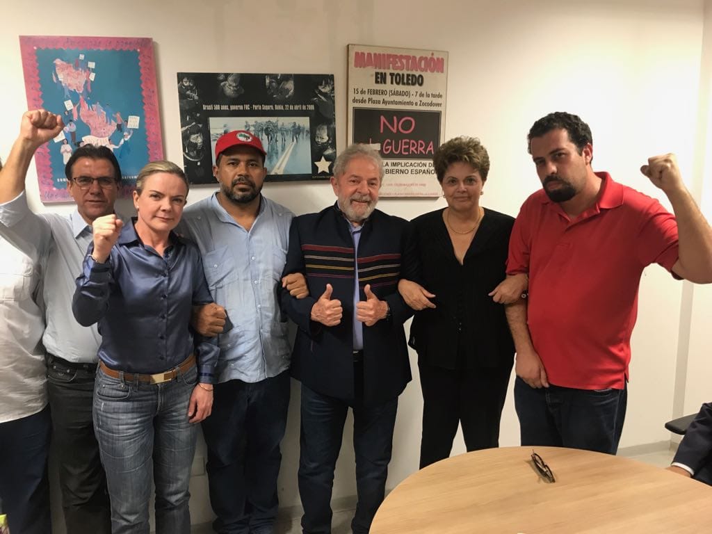 Lula passou a noite no Sindicato dos Metalúrgicos do ABC e não se entregará