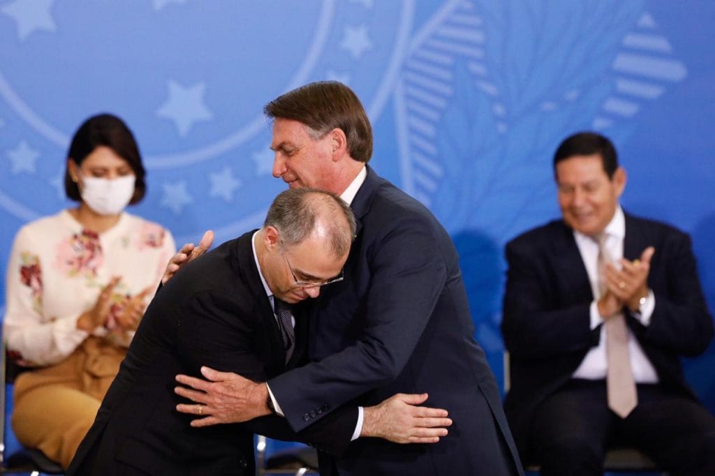 Alcolumbre marca sabatina do “terrivelmente evangélico” de Bolsonaro para vaga no STF
