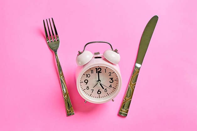 Neurocientista afirma que longevidade pode estar associada com hora que comemos