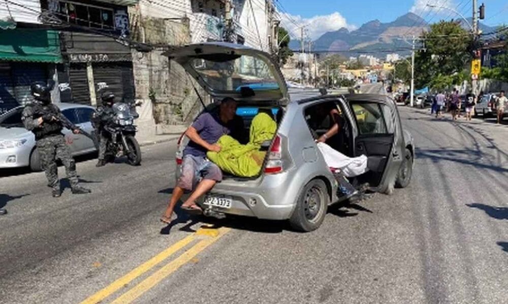 Você que se solidarize com essas pessoas, diz Bolsonaro sobre mortos no Alemão