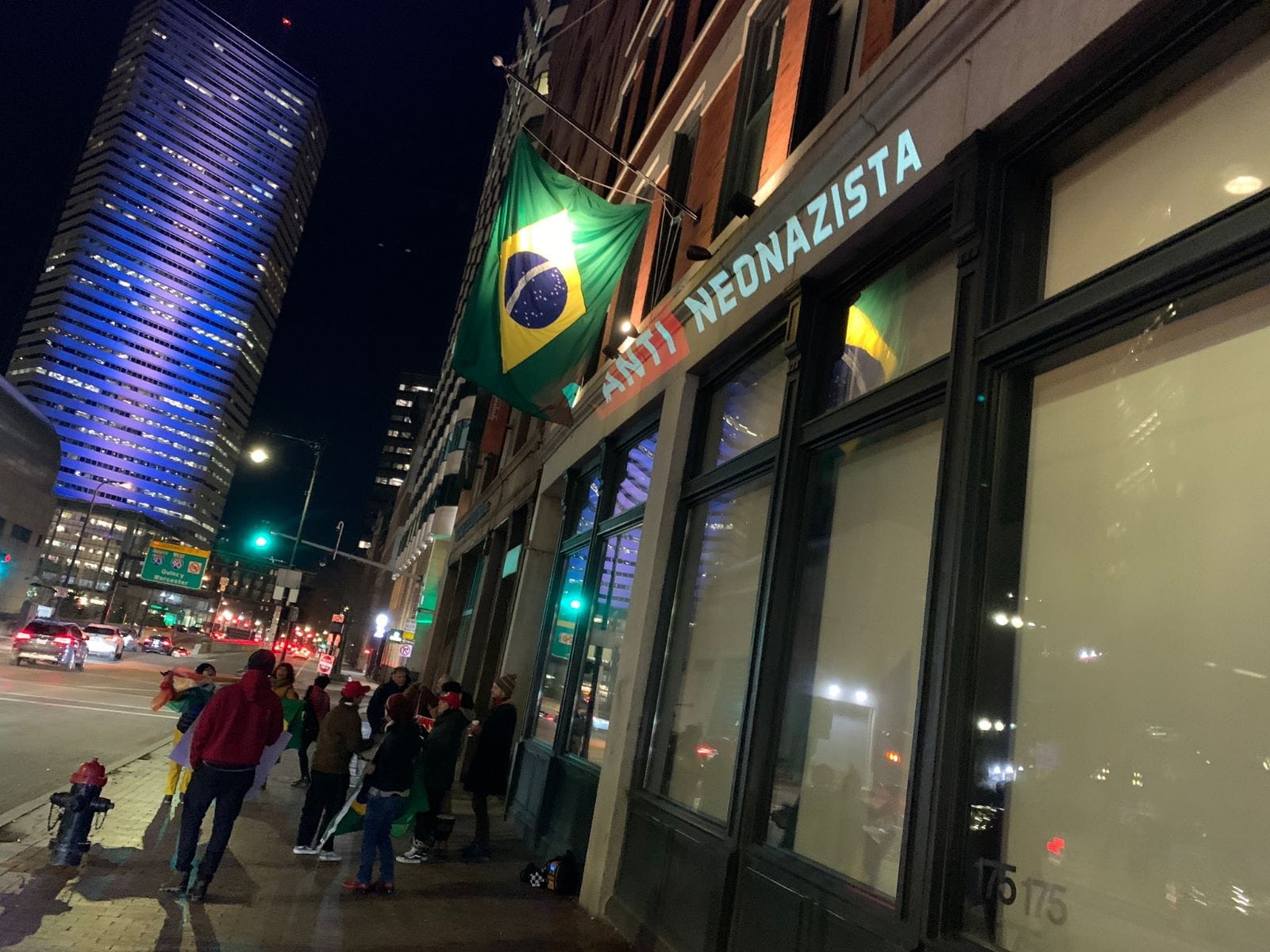 Brasileiros protestam em Miami e pedem a deportação de Bolsonaro dos EUA