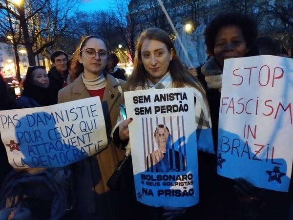 Brasileiros no exterior repudiam ataques terroristas no Brasil
