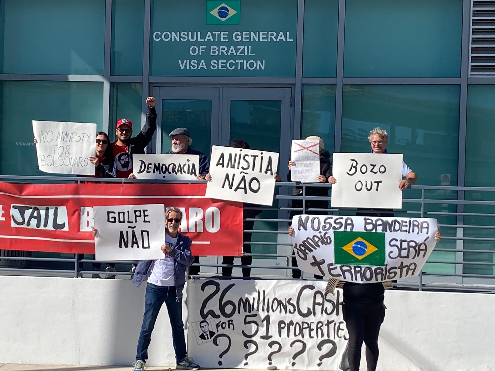 Brasileiros protestam em Miami e pedem a remoção de Bolsonaro dos EUA