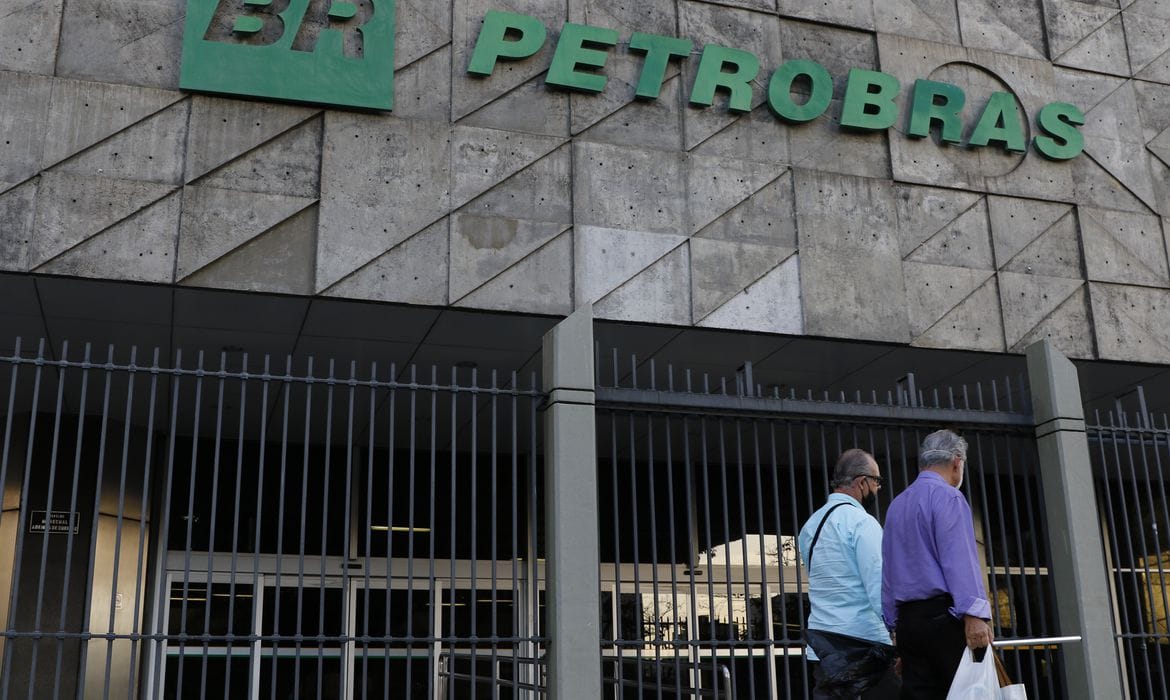 Petrobras vai reduzir preço da gasolina e aumentar o do diesel