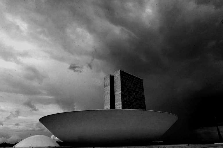 Parlamentarismo Neoliberal Bombeia Financeirização, Freia Desenvolvimento e  Ameaça Democracia