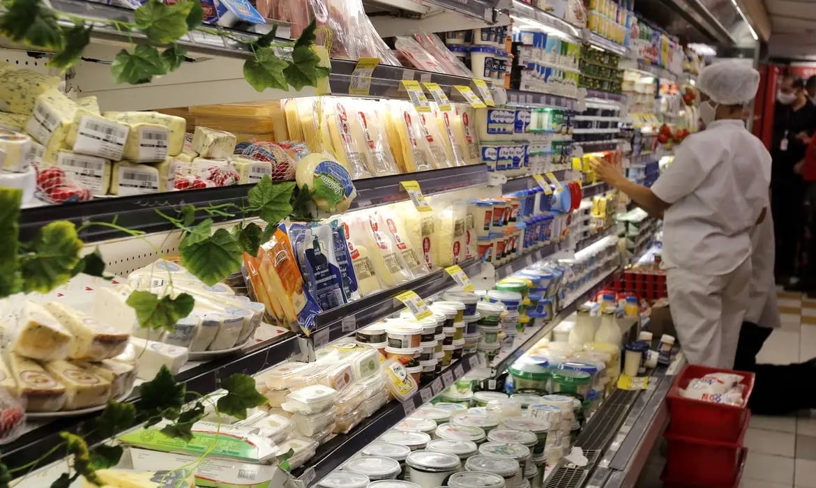 Alimentos industrializados têm sódio em excesso, diz Anvisa