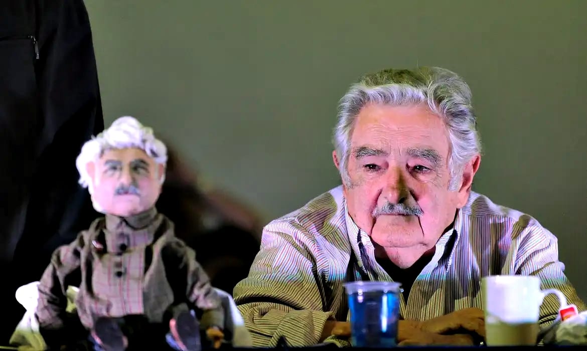 Mujica anuncia que está com câncer: “Ninguém é salvo sozinho”